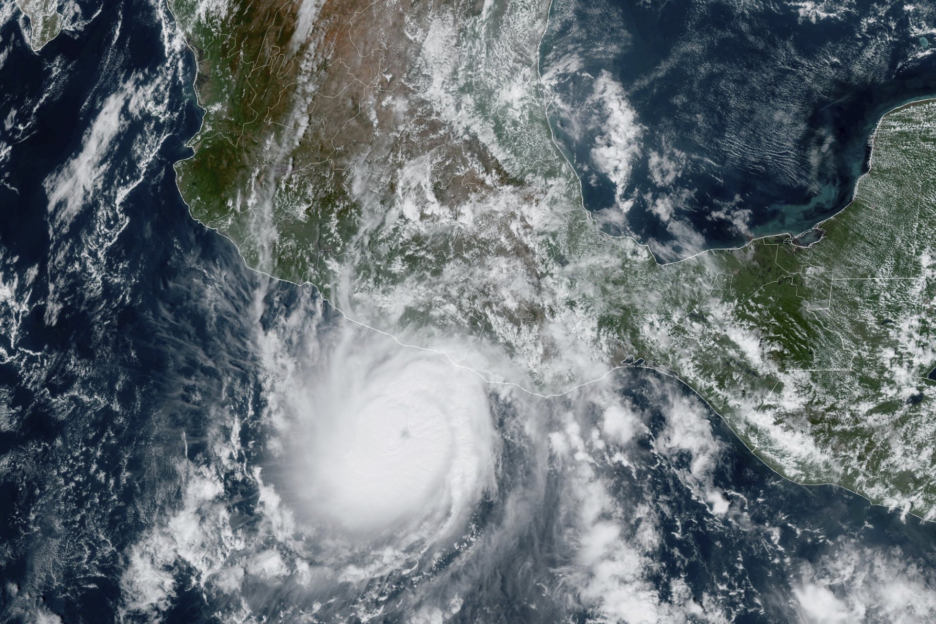 Мощният тропически циклон "Лола" връхлетя архипелага Вануату, друг свиреп ураган удари Акапулко