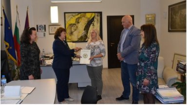 Недева работи като медицинска сестра от Детска ясла Шарено петле