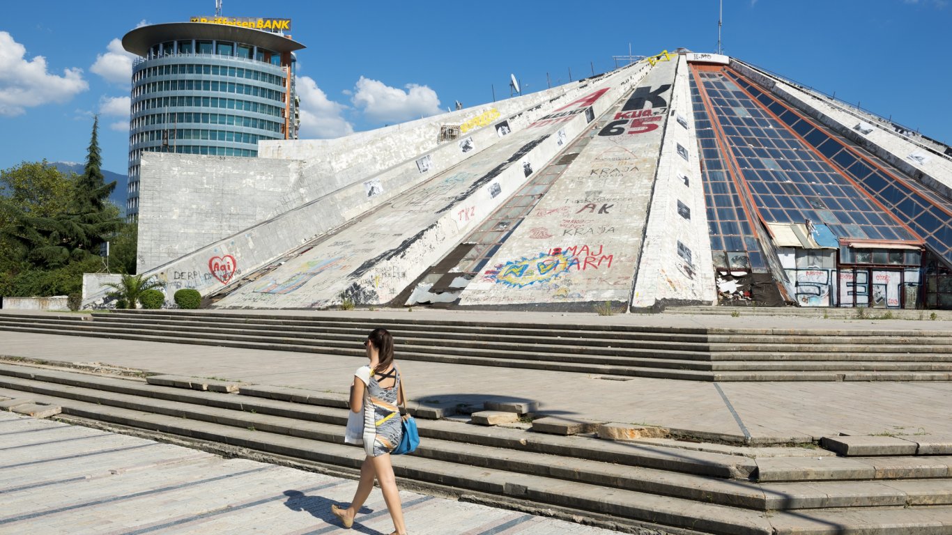 A Pirâmide de Tirana há 5 anos