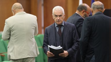 Волен Сидеров поиска да си направи селфи с прокурор в съда