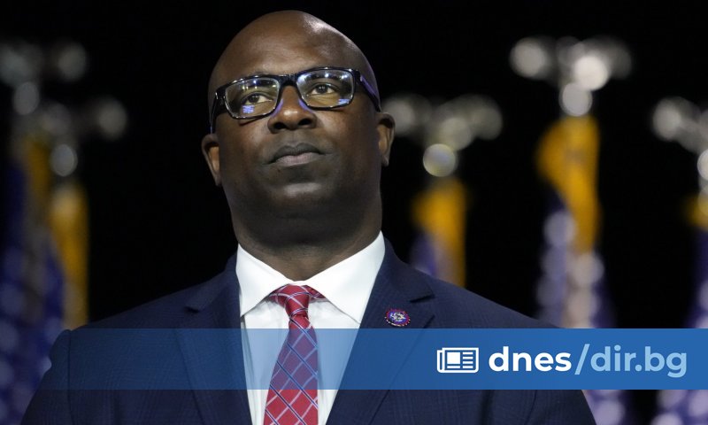 Боумън е бивш учител, който представлява избирателен район, обхващащ част