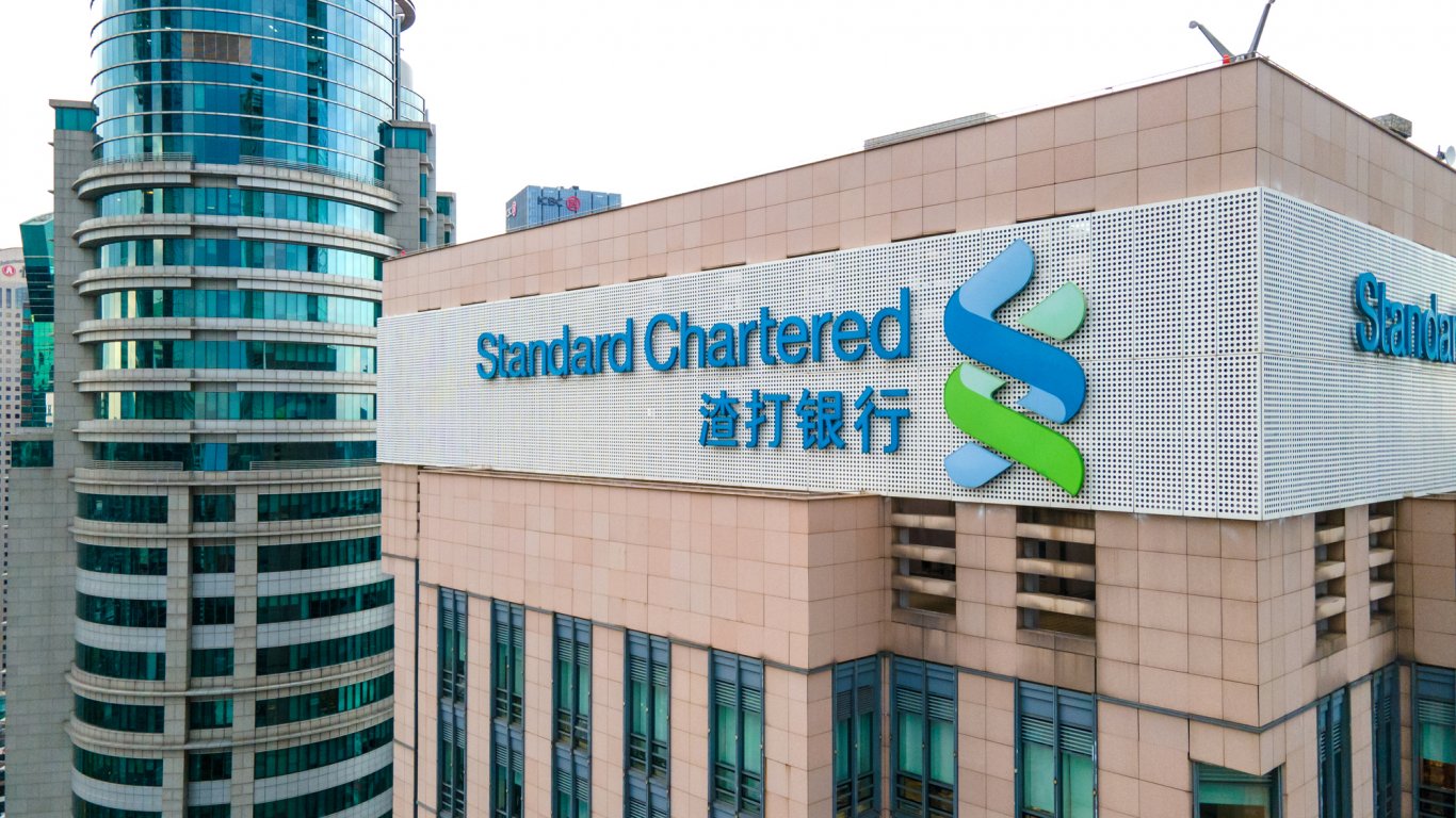 Акциите на "Стандард чартърд" се сринаха заради загуби от почти $1 млрд. от експозиция в Китай