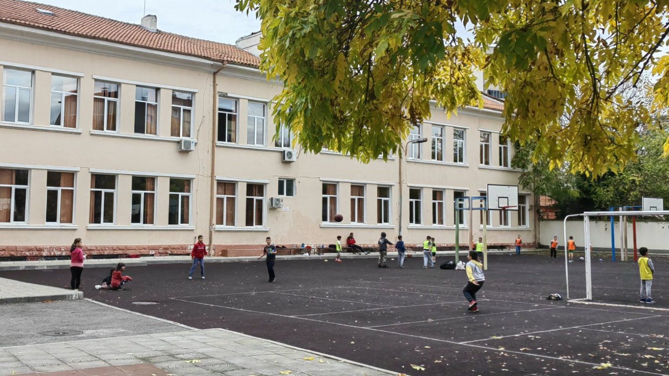 Шестокласничка падна от втория етаж на училище в Хасково