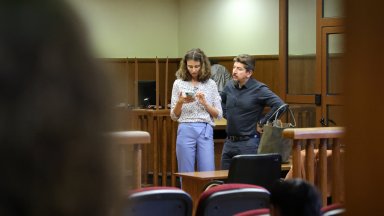 Двамата са обвинени че незаконосъобразно са понижавали категорията на земеделски земи