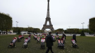 Същевременно парижката префектура обяви днес че забранява демонстрация в събота