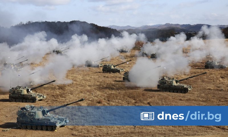Въоръжените сили на двете страни редовно извършват учебни маневри с