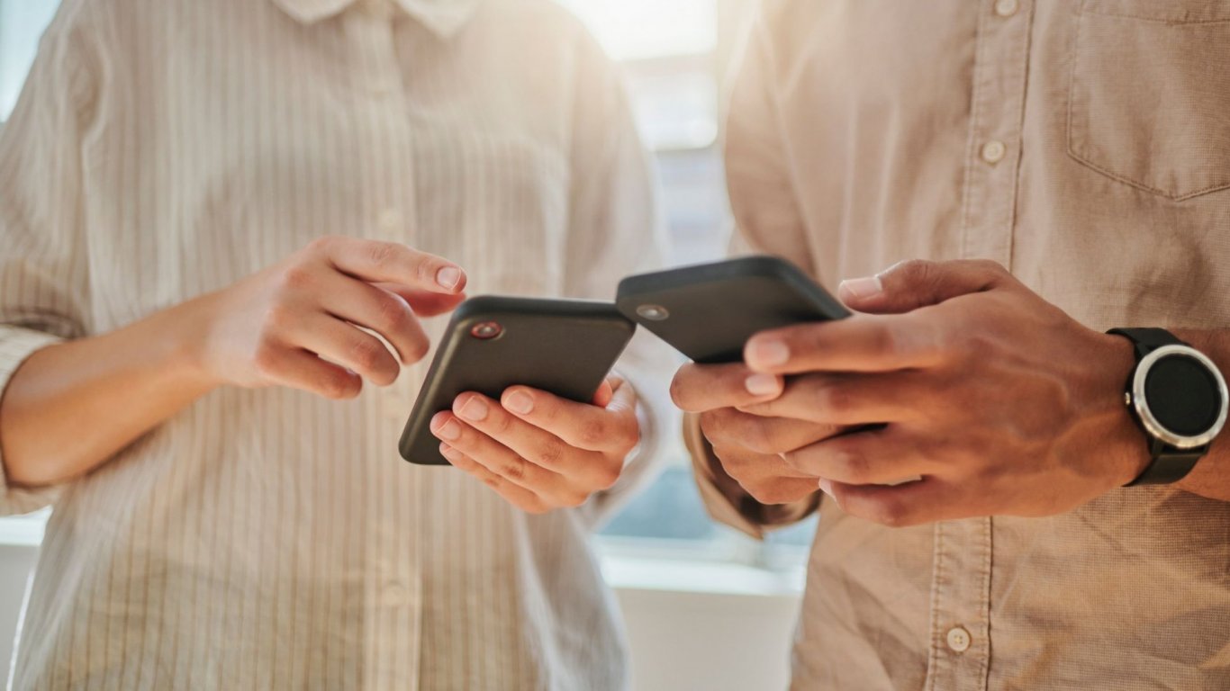 "Епъл" настига "Самсунг" по продажби на смартфони 