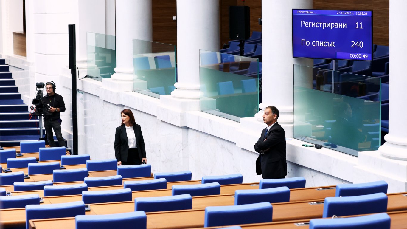 Със само 11 регистрирани депутати извънредното заседание на парламента се провали