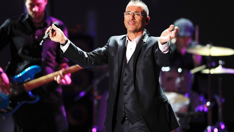 Una Storia Importante: Вижте късметлиите, които спечелиха специалните 7 награди от албума на Ерос Рамацоти 