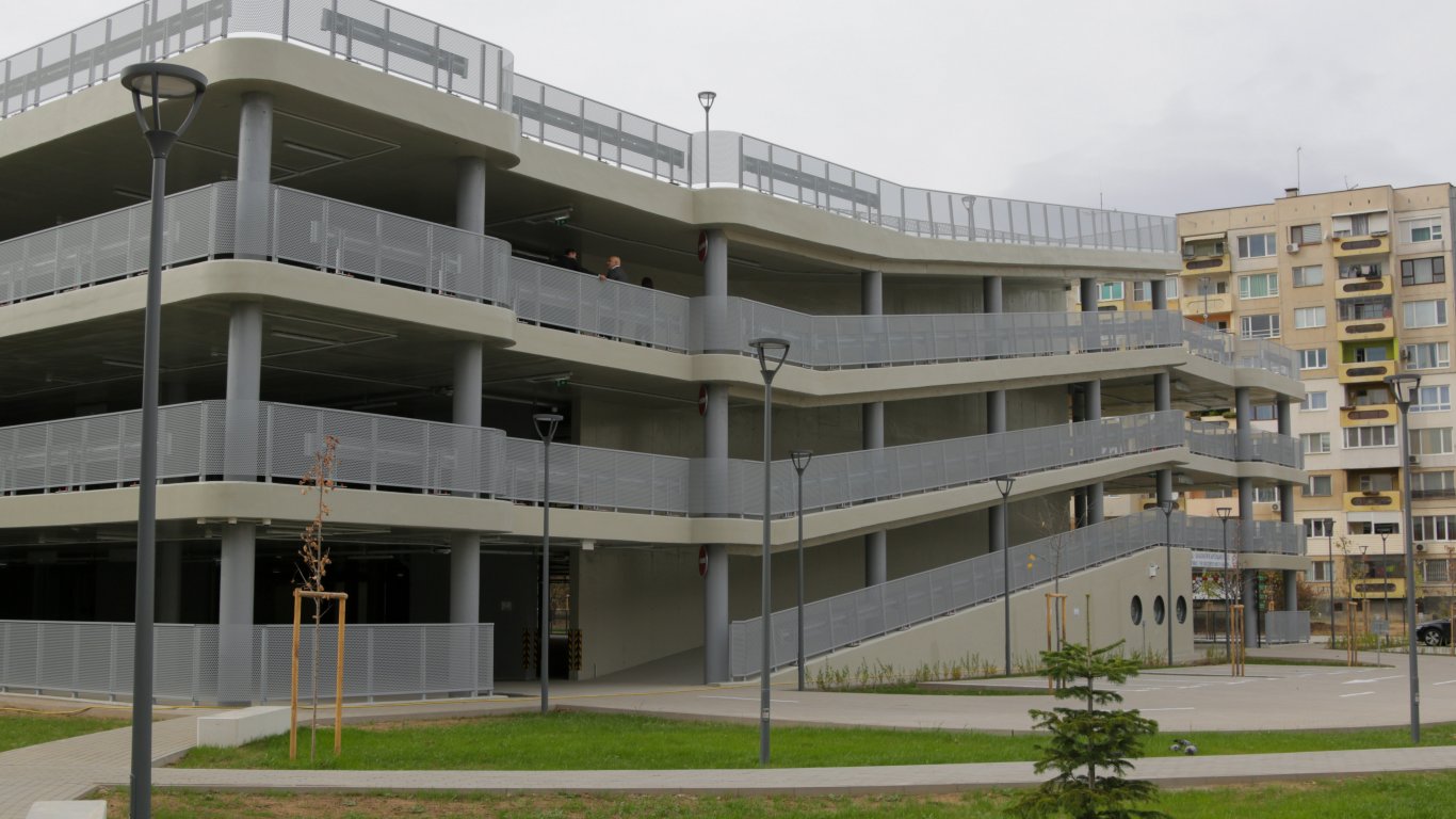 Напълно готов е първият етажен квартален паркинг в София (снимки)