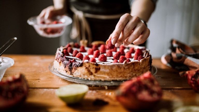 Новак в кухнята: Какви кухненски пособия са необходими, за да си направите торта