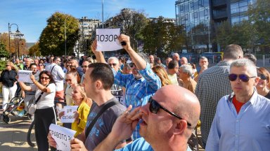 Събралите се в морската столица носеха плакати Позор и Къде