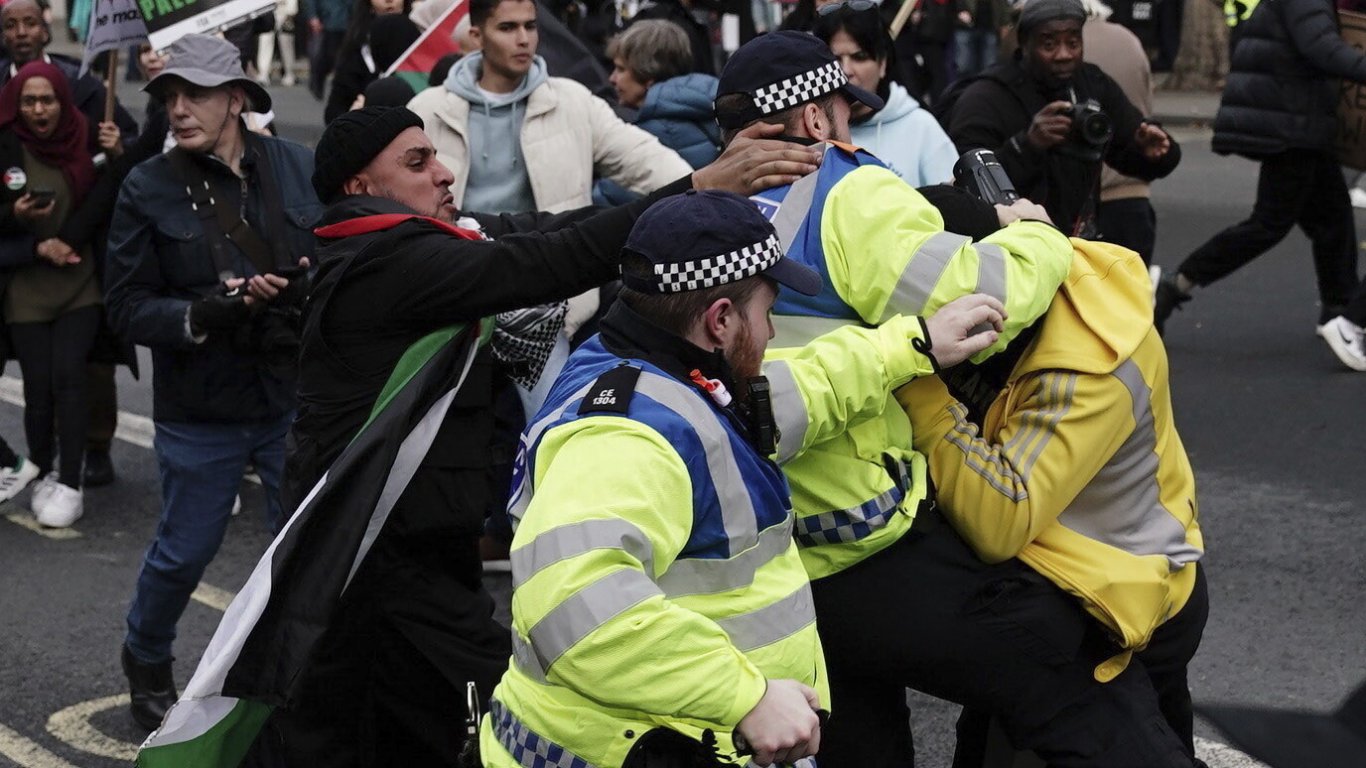 С викове "Аллах акбар" пропалестински демонстранти нападнаха полицаи в Лондон 