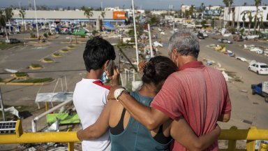 Броят на жертвите на урагана "Отис" в Мексико нарасна до 39 души (снимки)