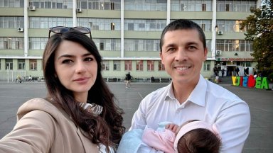 Лена Бориславова и Мирослав Иванов гласуваха с бебето на ръце