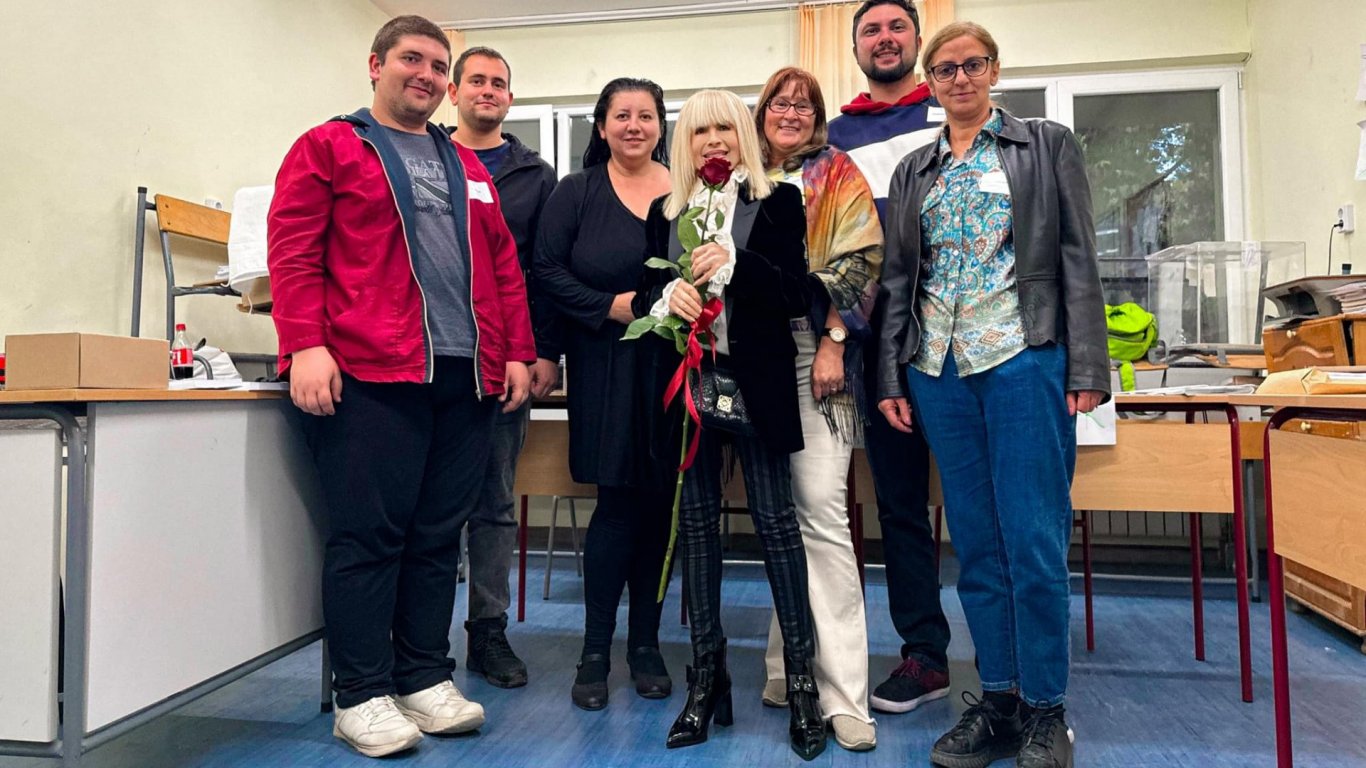 Лили Иванова получи червена роза от членовете на СИК