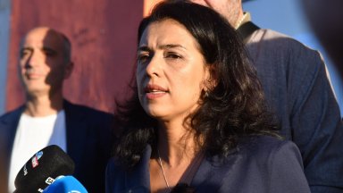 В жалбата е направено искане за спиране на предварителното изпълнение