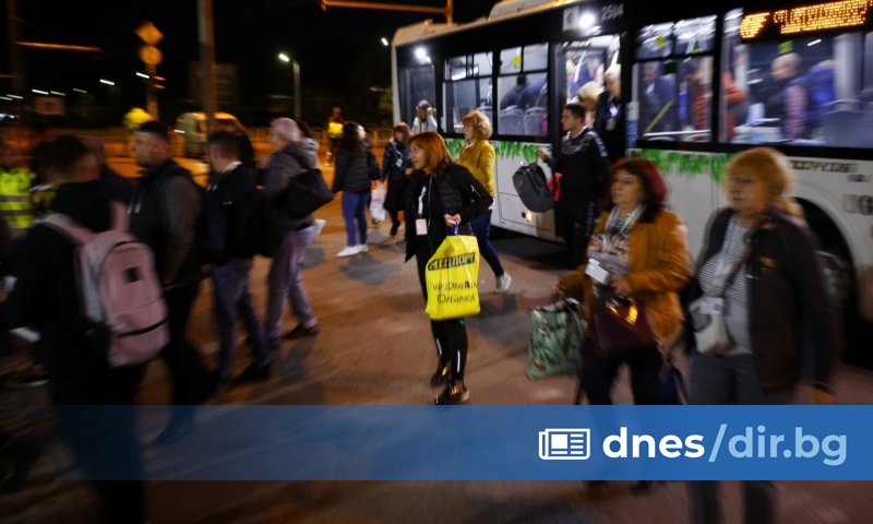 Всички снимки Стартът на предаването на протоколите обаче закъсня с два