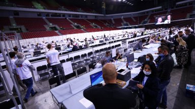 Предаването на протоколите започна малко преди 22 00 ч вчера Последните две