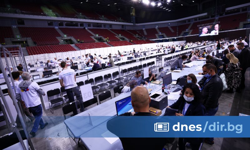 Предаването на протоколите започна малко преди 22:00 ч. вчера.
Последните две