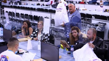 Предаването на протоколите започна малко преди 22 00 ч вчера Последните две