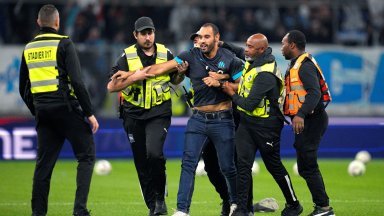 Кръв във Франция: Разбиха с паве главата на треньор, дербито на Лига 1 бе отложено