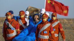 След 5 месеца в Космоса трима китайски астронавти се върнаха на Земята