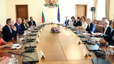 Присъстваха още и доц д р Георги Бърдаров заместник декан на Геолого географския