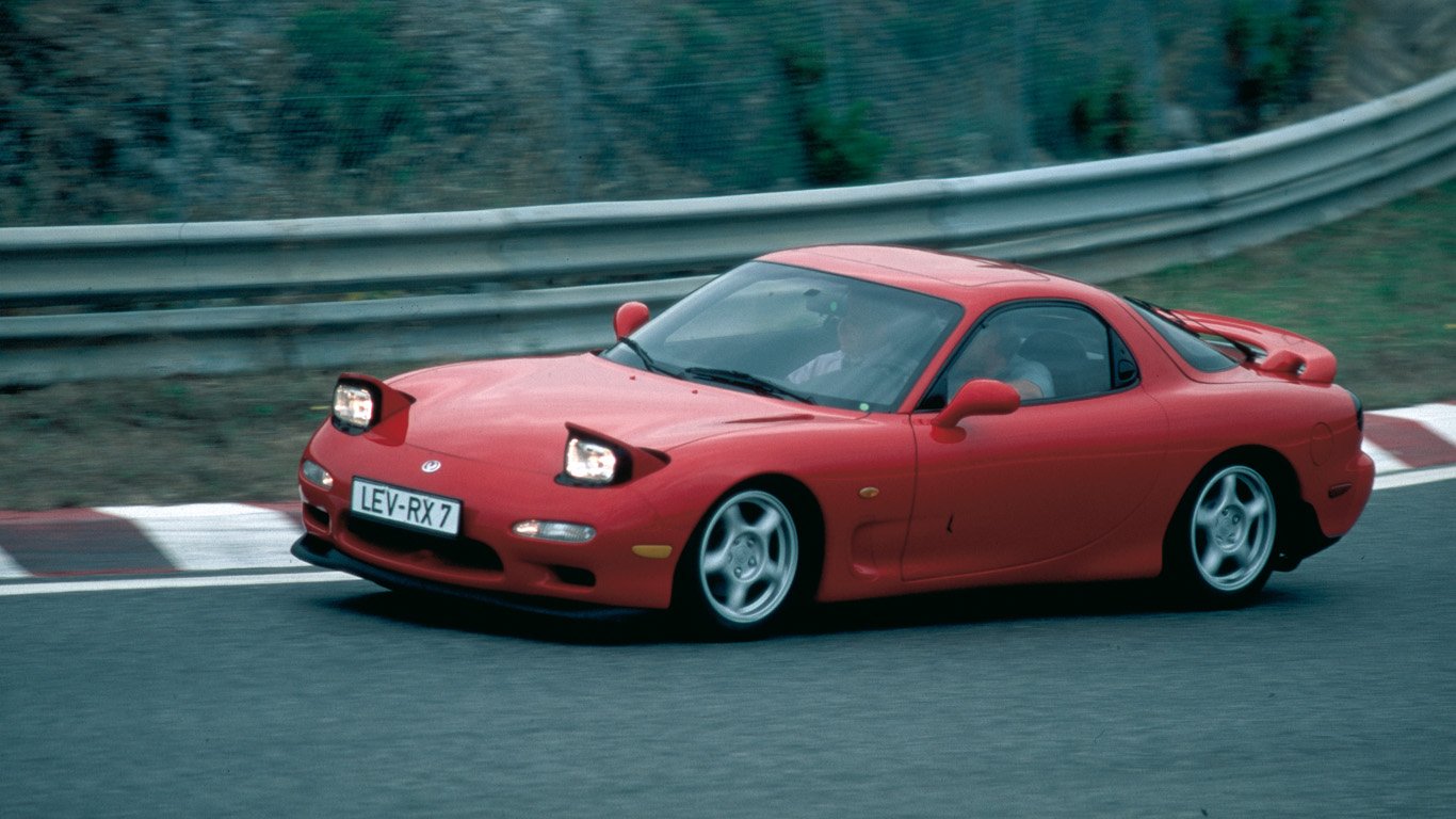 En décembre 1991, Mazda a lancé la Mazda RX-7 de troisième génération.