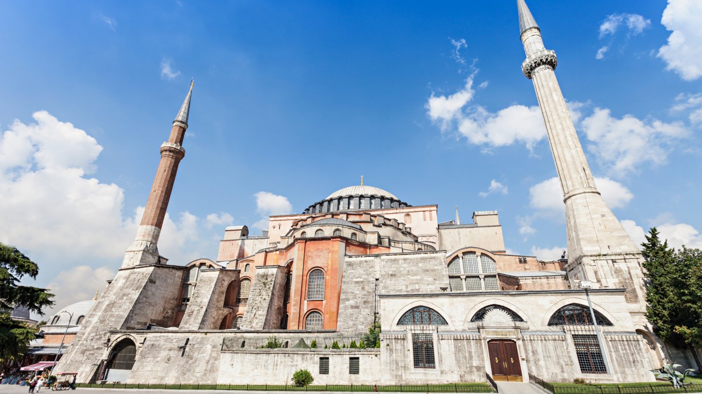 Посещенията за чужденци в храма „Света София“ в Истанбул отново стават платени