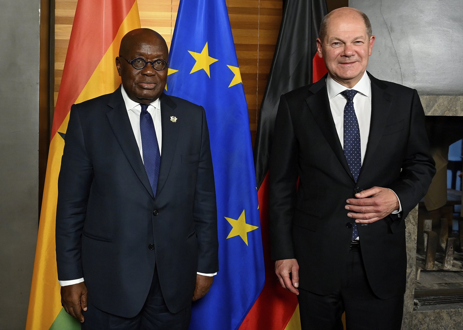 Германският канцлер Олаф Шолц и ганайският президент Нана Акуфо-Адо преди двустранна среща в кулаорите на Мюнхенската конференция по сигурността през февруари