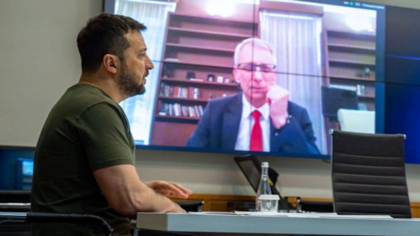 Зеленски говори с Денков за още оръдия, снаряди и ракети