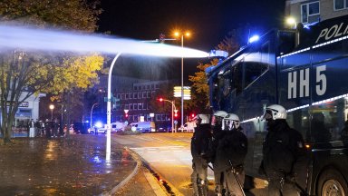 Водно оръдие срещу празнуващи Хелоуин в Хамбург, арести в Берлин (видео)