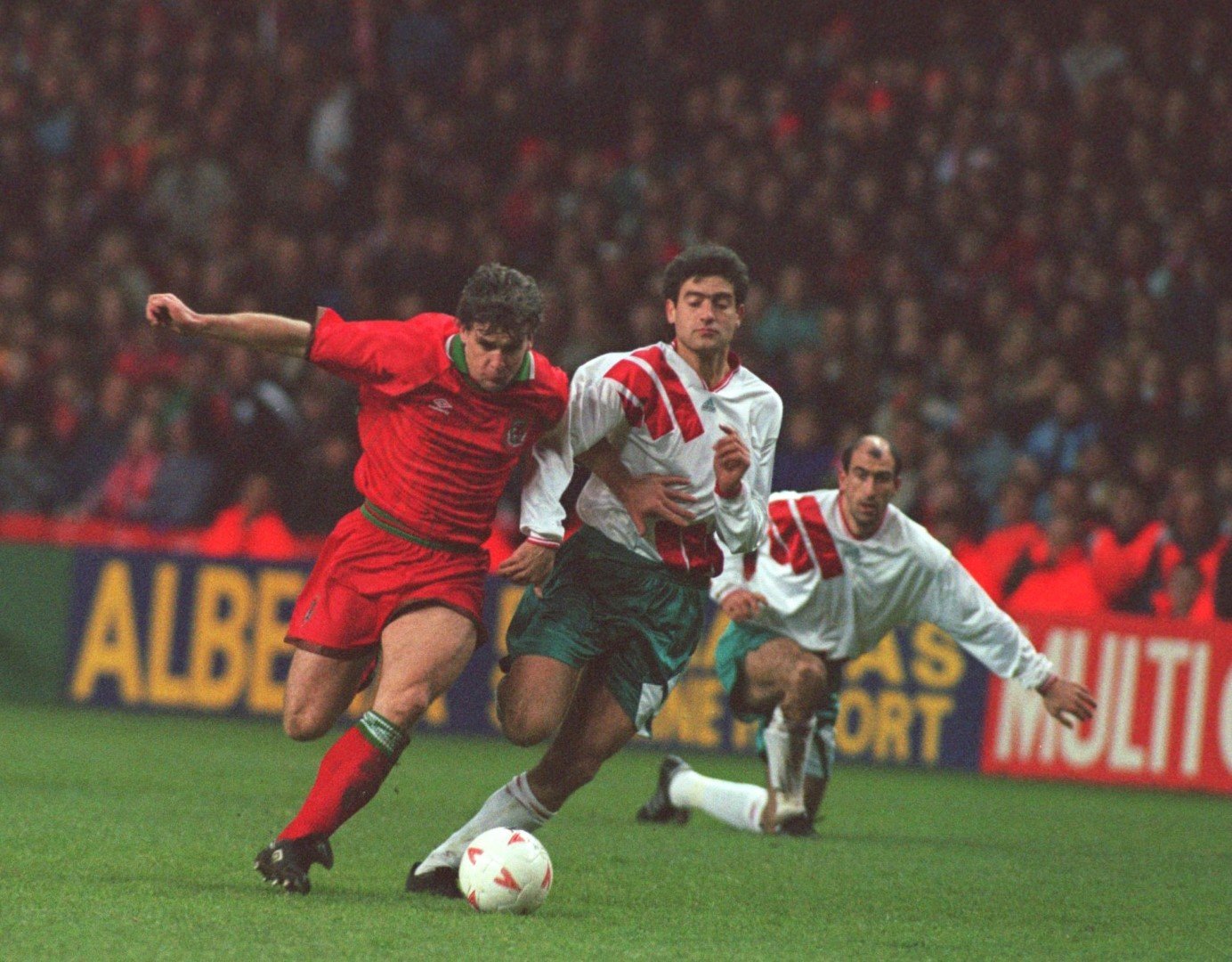 С националната фланелка срещу България, есента на 1994 г. (бихме ги 3:0 в Кардиф)