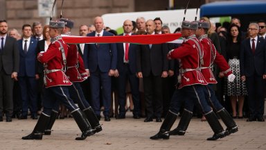 На церемонията присъстваха политици и министри сред които началникът на