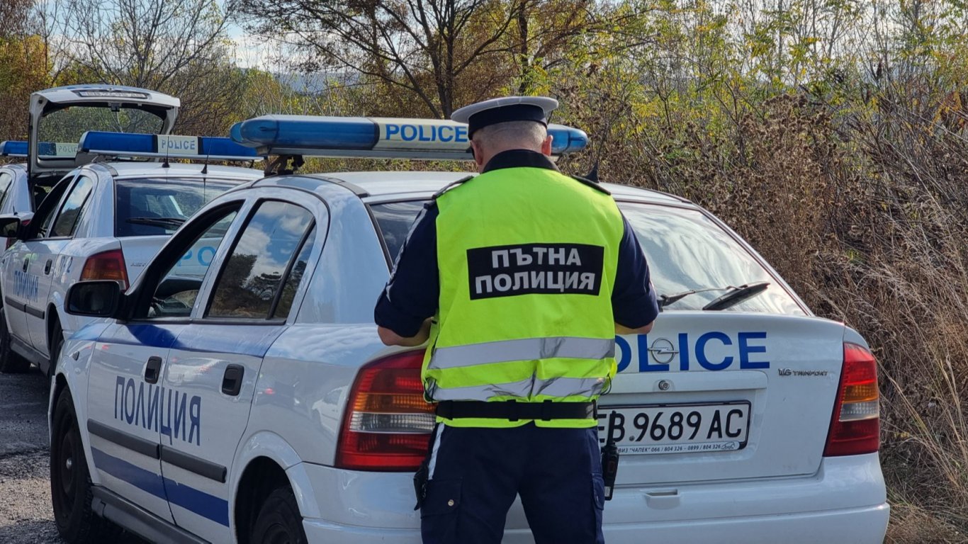 Жена загина, а шофьор е в тежко състояние след неправилно изпреварване край Сливен