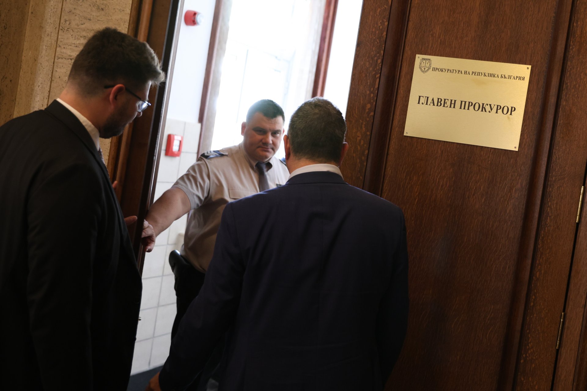 Министър Цеков отива при главния прокурор