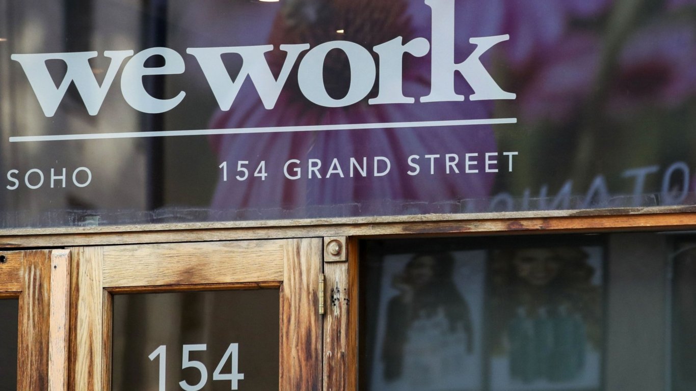 Компанията за споделени работни места WeWork се срина