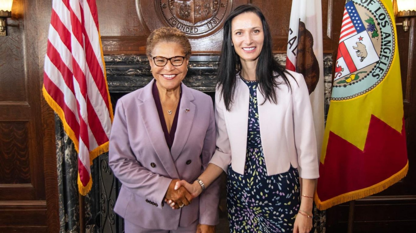 Мария Габриел се срещна с кмета на Лос Анджелис