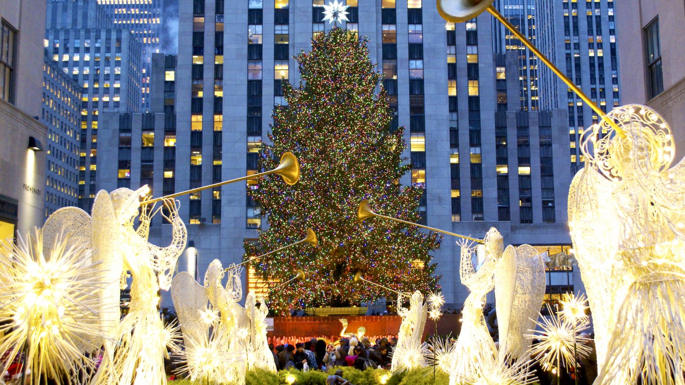 Смърч с височина 24 метра ще бъде коледното дърво пред центъра "Рокфелер" в Ню Йорк