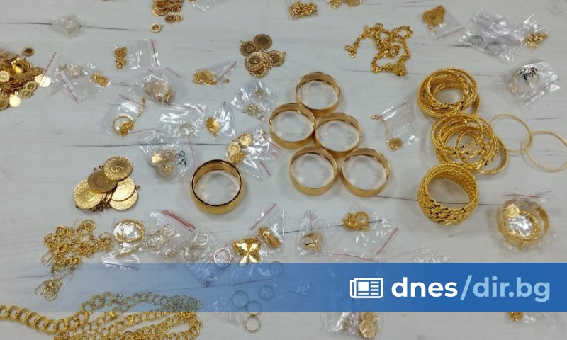 Установени са общо 2404.90 грама бижутерски изделия, сред които пръстени,