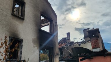 Две семейства с малки деца останаха без дом след пожар в Говедарци, търсят се доброволци