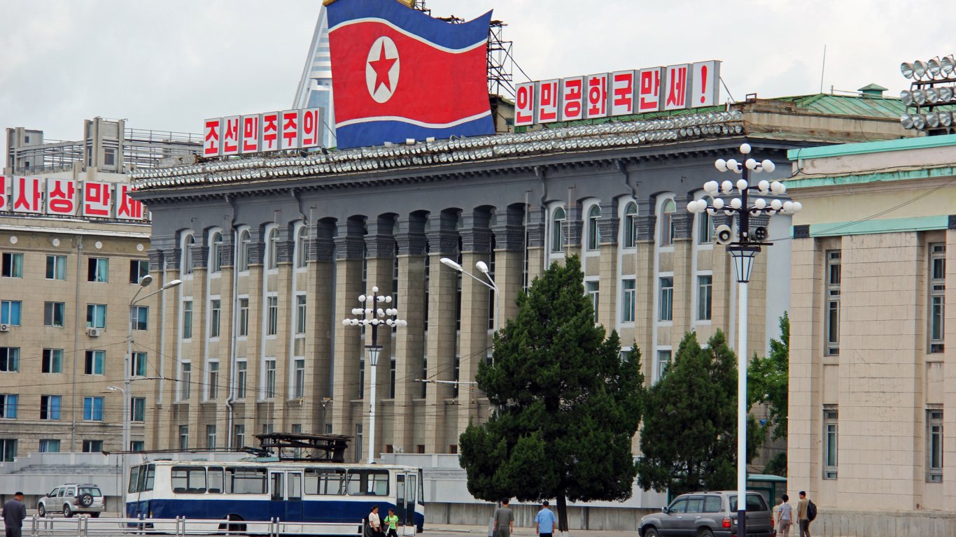 Северна Корея затваря някои от посолствата си в чужбина 