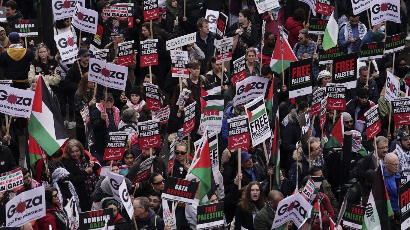 Заради стикери с парапланеристи на "Хамас" Лондон обвини протестиращи по закона за тероризма
