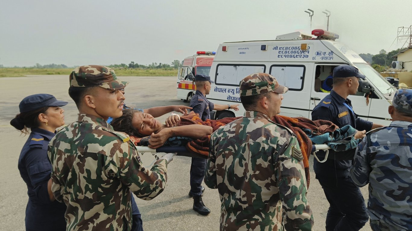 Поне 128 са жертвите на силното земетресение в Непал (снимки)