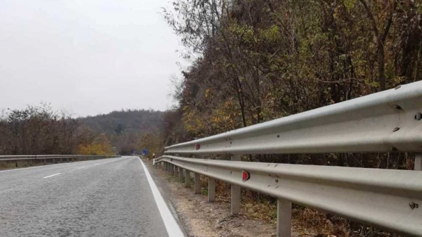 Паднали камъни временно затрудниха движението при 40 км на пътя Велинград - Юндола