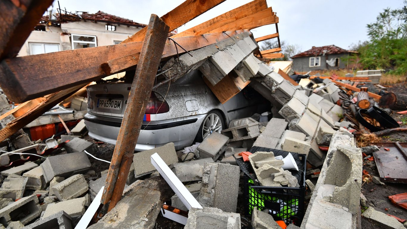 Бури повалиха дървета и стълбове, потрошиха коли, смерч отнесе покривите на стотици къщи (снимки)