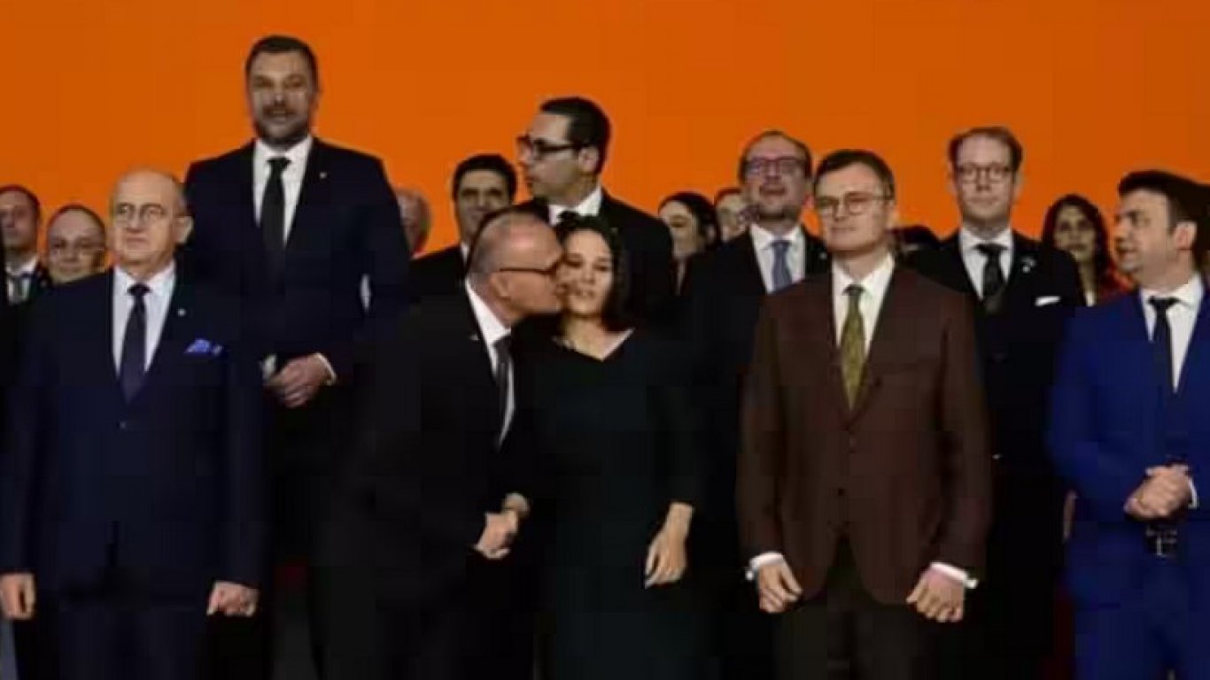 Хърватският министър се извини за "неуместната целувка" от срещата на върха на ЕС