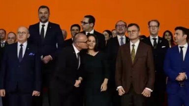 Хърватският министър се извини за "неуместната целувка" от срещата на върха на ЕС