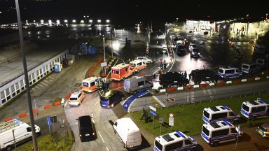Мъж паркира колата си под самолет: затвориха Летище Хамбург заради заложническа криза